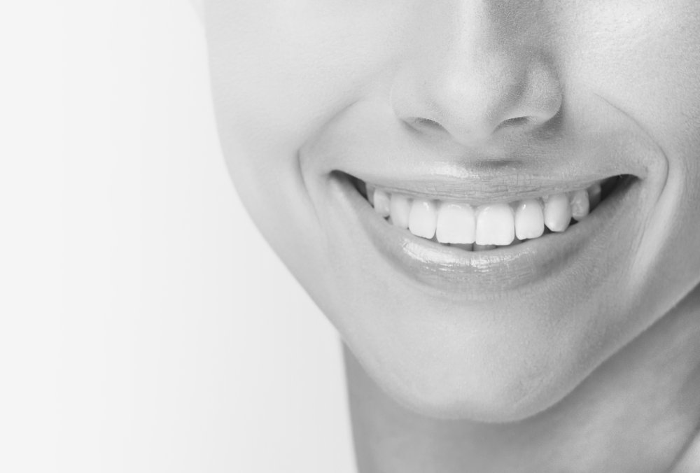 Мужчина улыбается