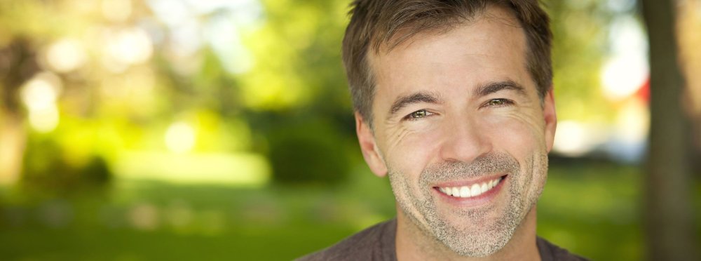 Мужчина легко улыбается