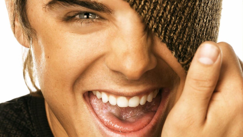 Мужская улыбка в брекетах