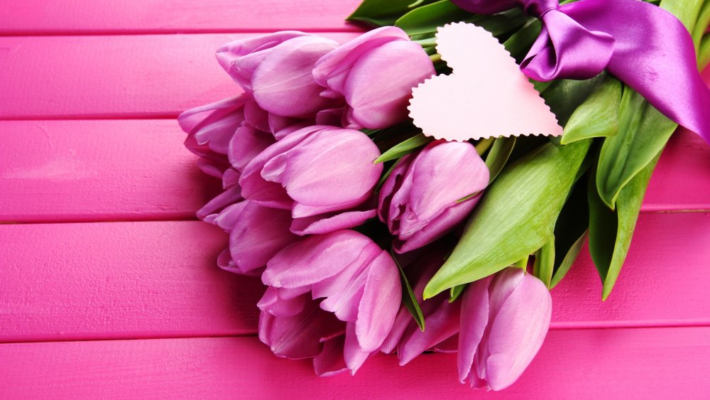 С 8 марта тюльпаны