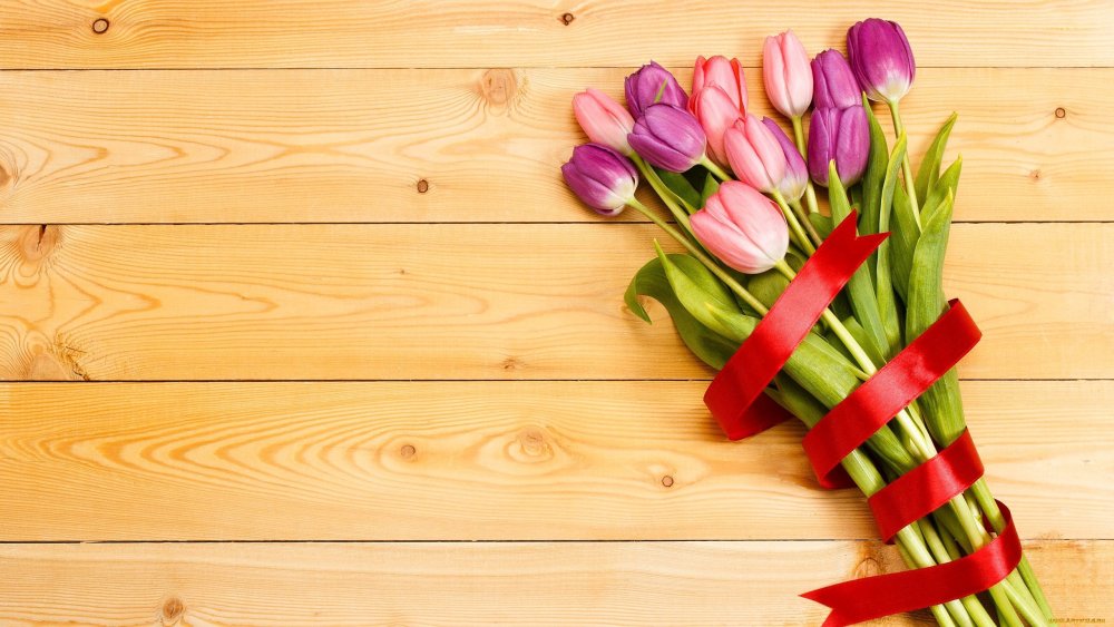 Тюльпаны на деревянном фоне