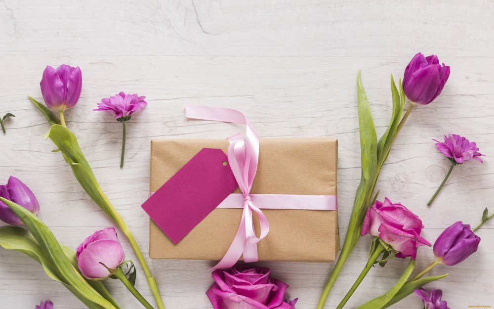 Цветы и подарки на столе