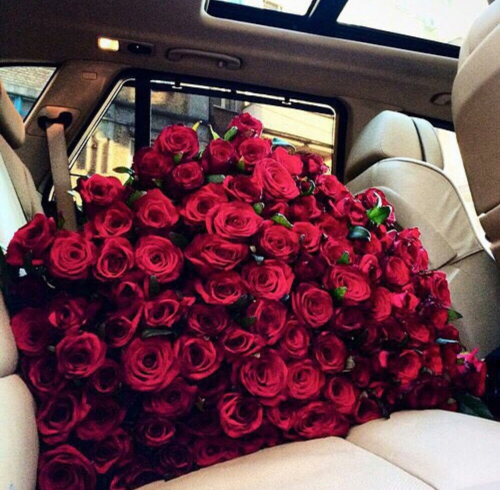 Букет роз в машине