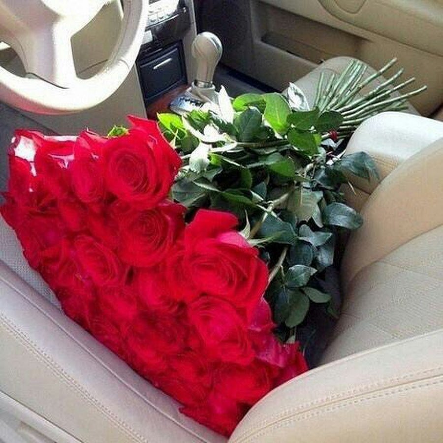 Букет цветов в машине