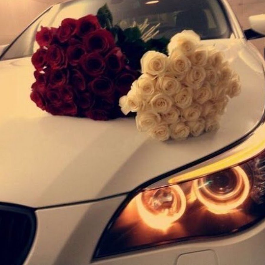 Цветы на капоте машины