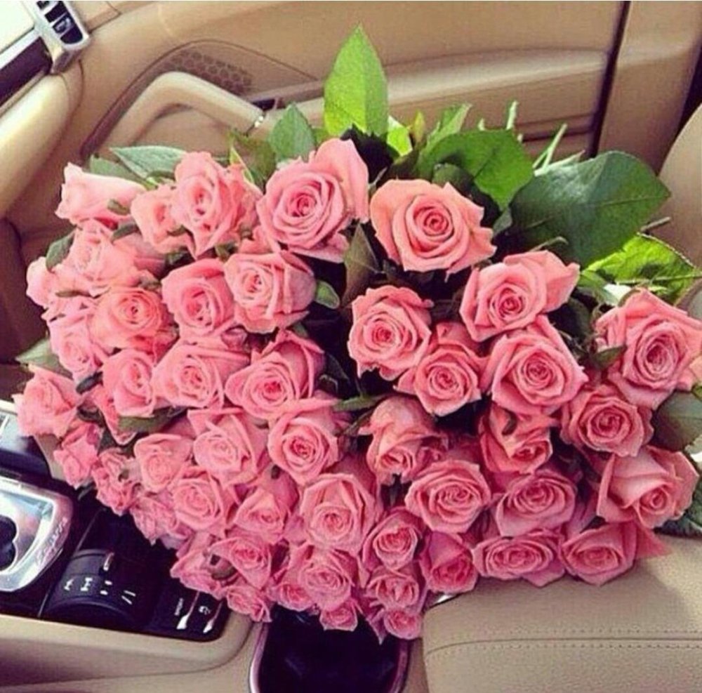 Букет цветов в машине