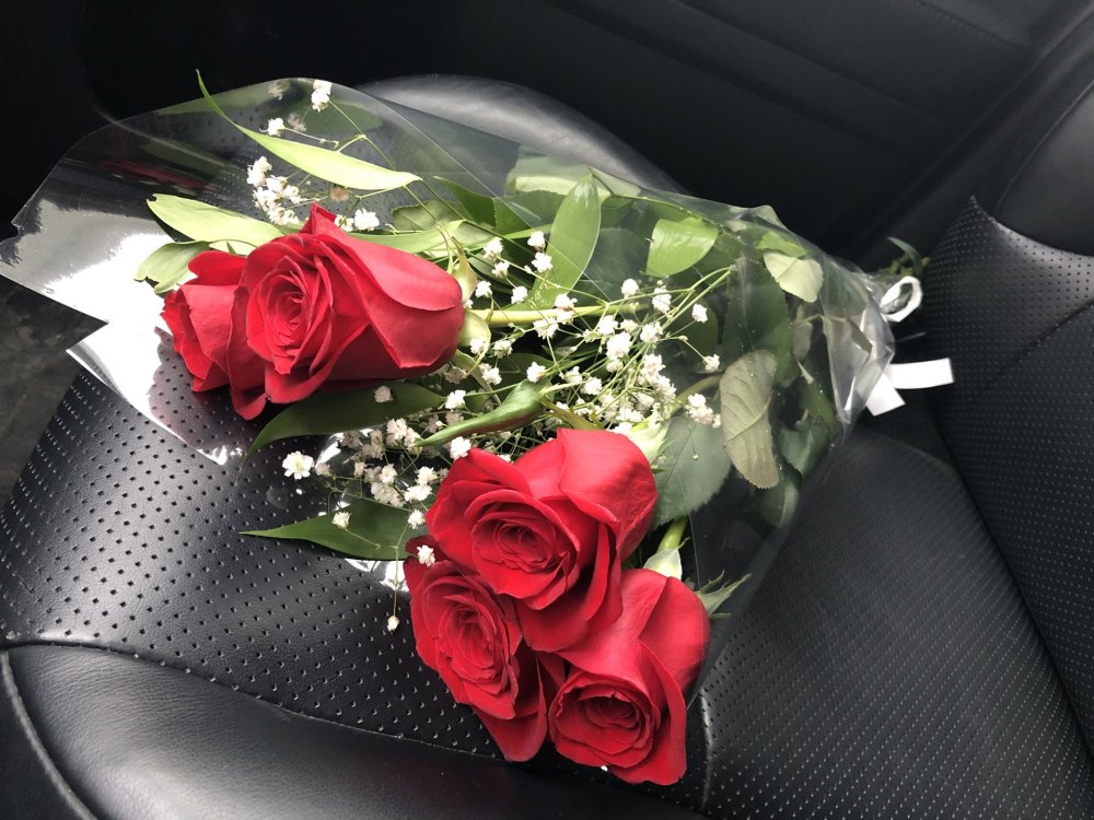 Букет в машине на сиденье
