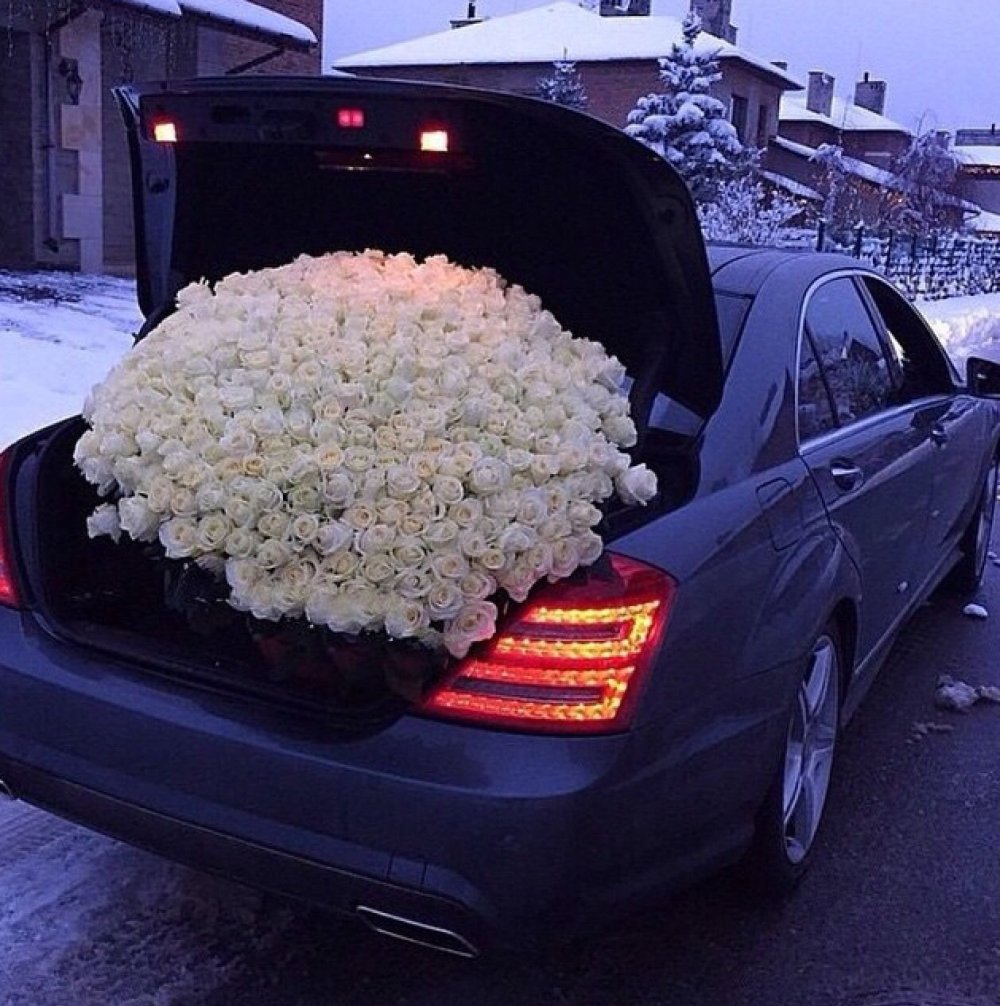 Букет цветов в машине