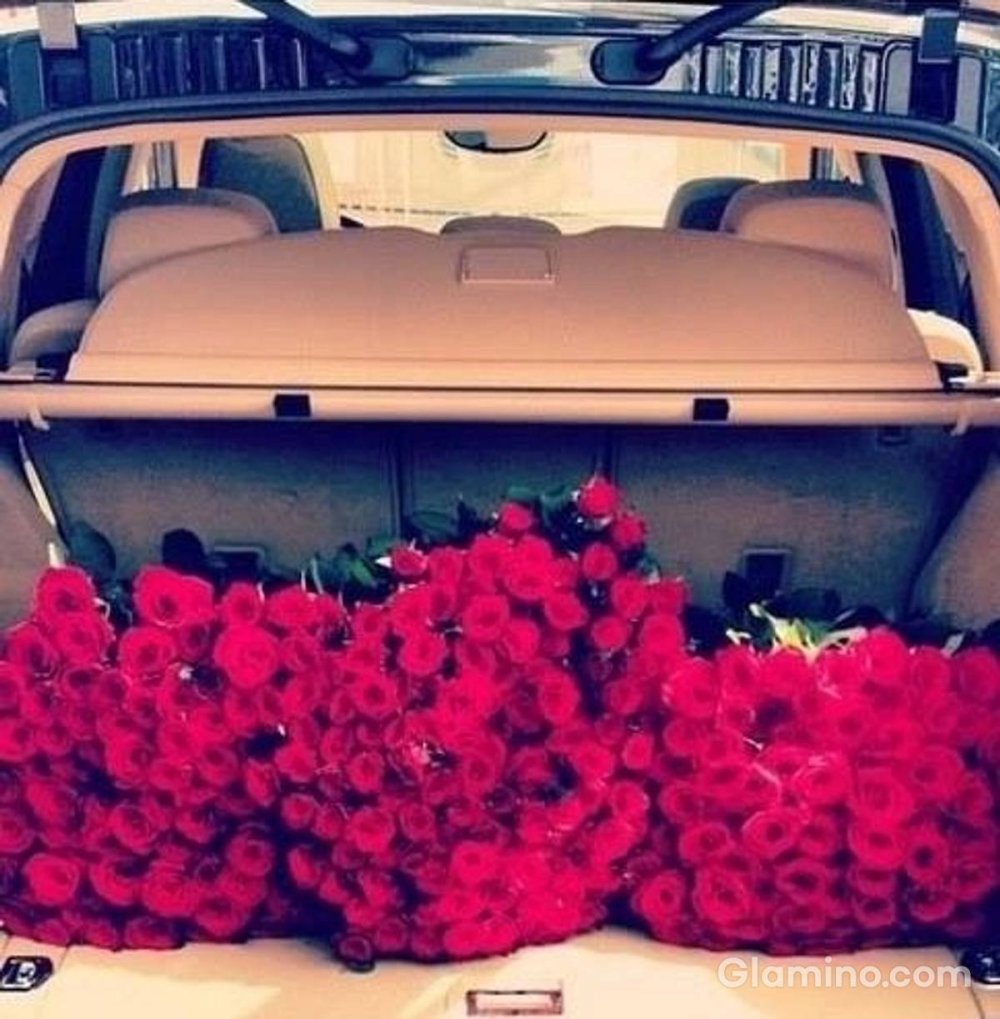 Машина с цветами в багажнике