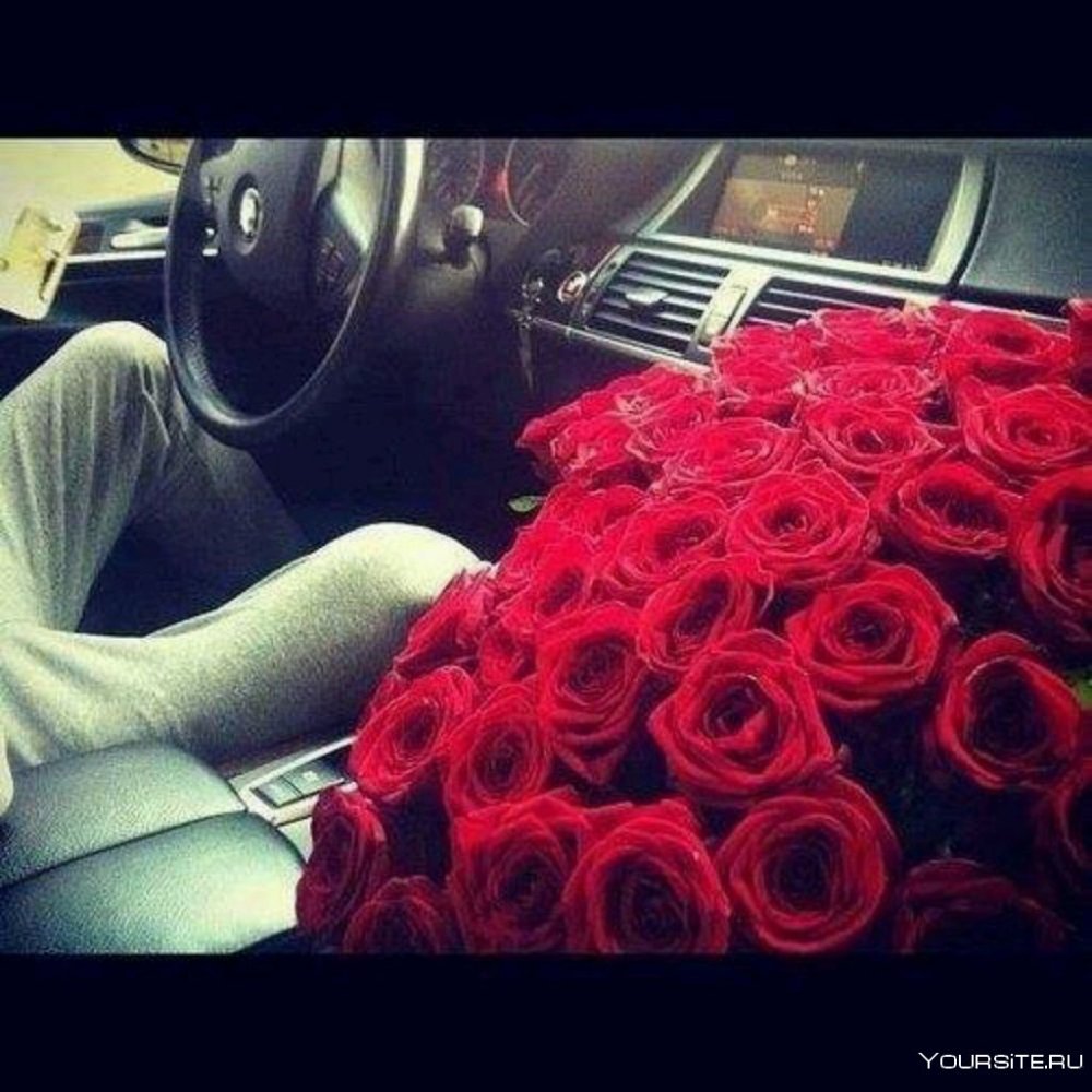 Девушка с цветами в машине