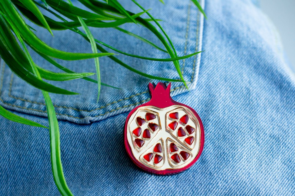 Брошь из акрила