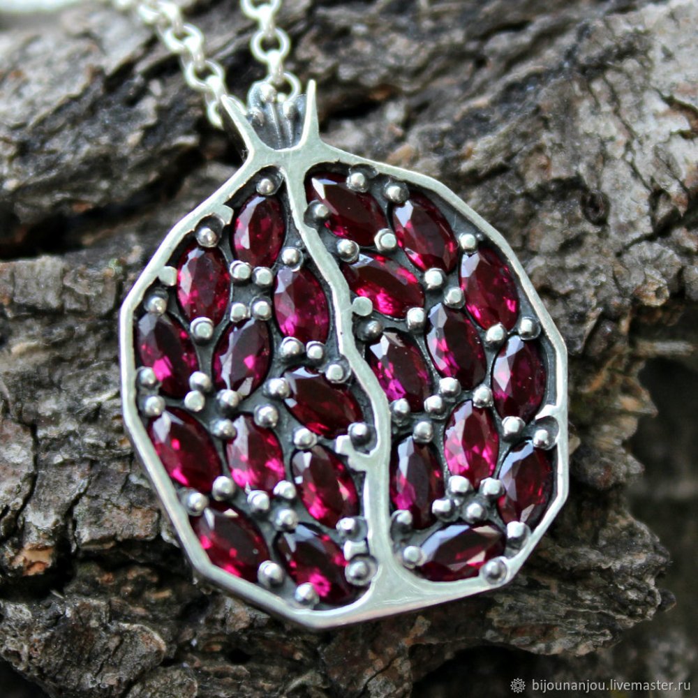 Подвеска с гранатом в серебре