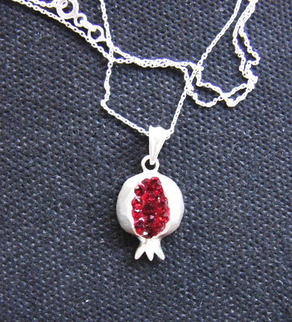 Серебряная подвеска в виде граната