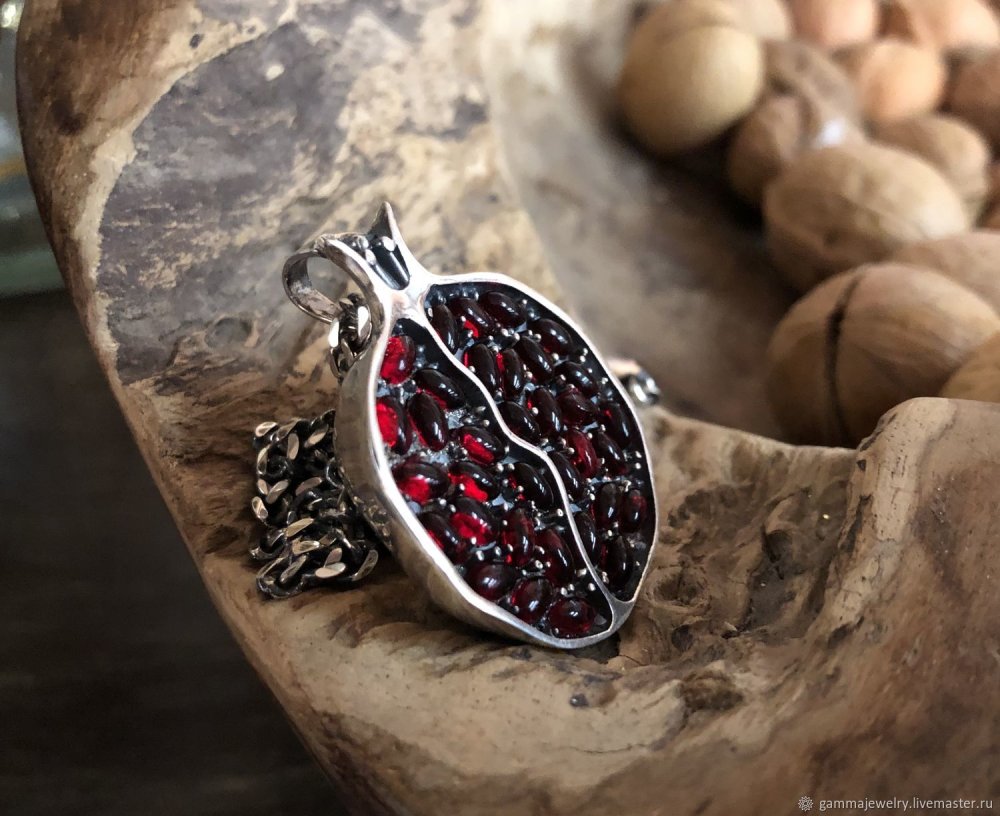 Гранатовые украшения