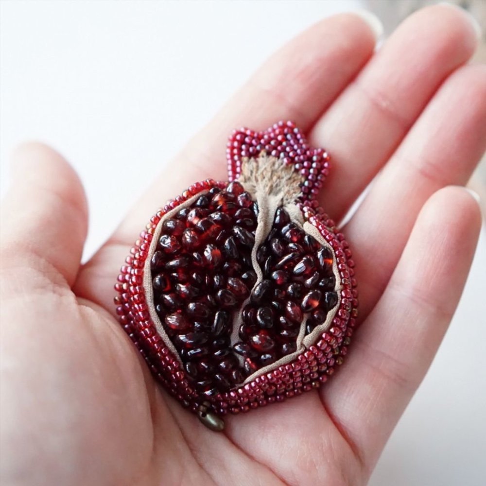 Брошь бисер гранат