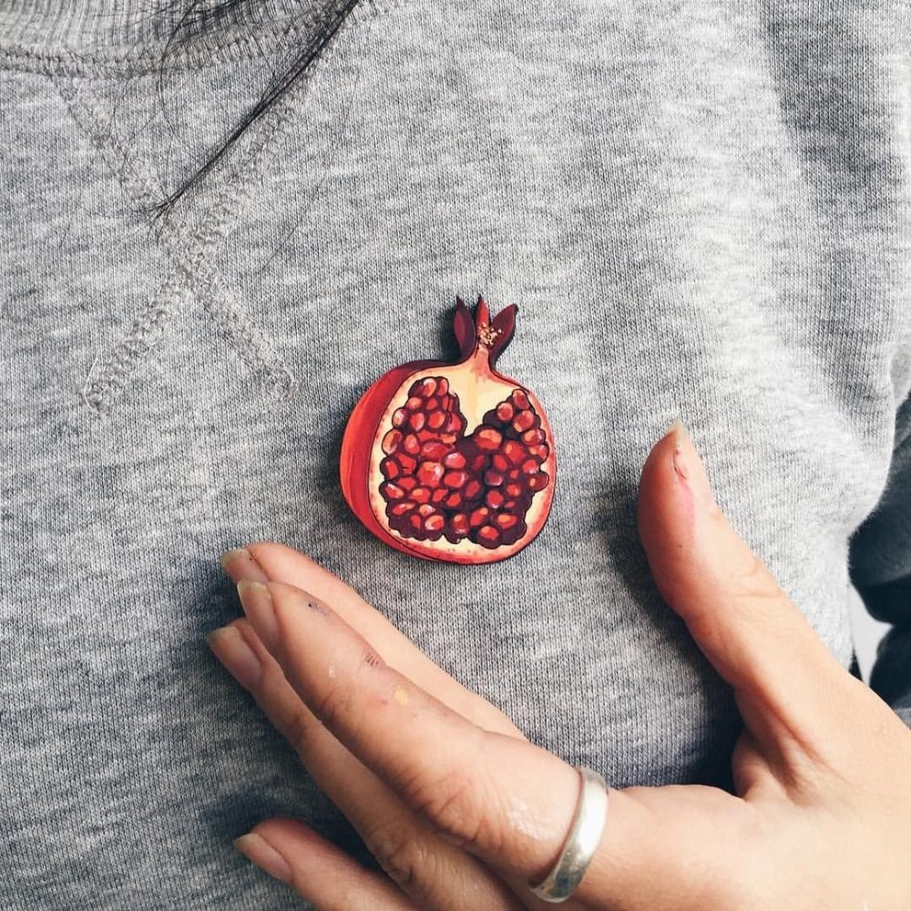 Деревянная брошь гранат