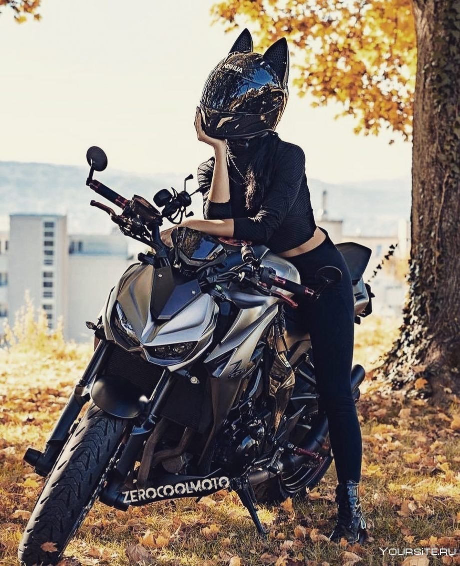 Девушка в шлеме