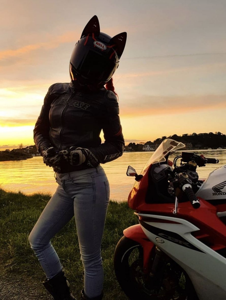 Девушка в шлеме