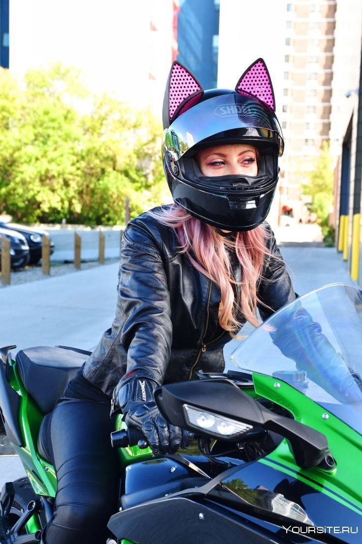 Девушка на мотоцикле в шлеме
