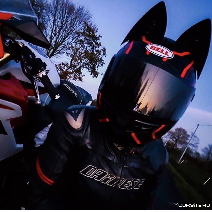 Девушка на мотоцикле в шлеме