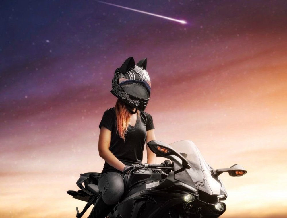 Девушка на мотоцикле втшлеме