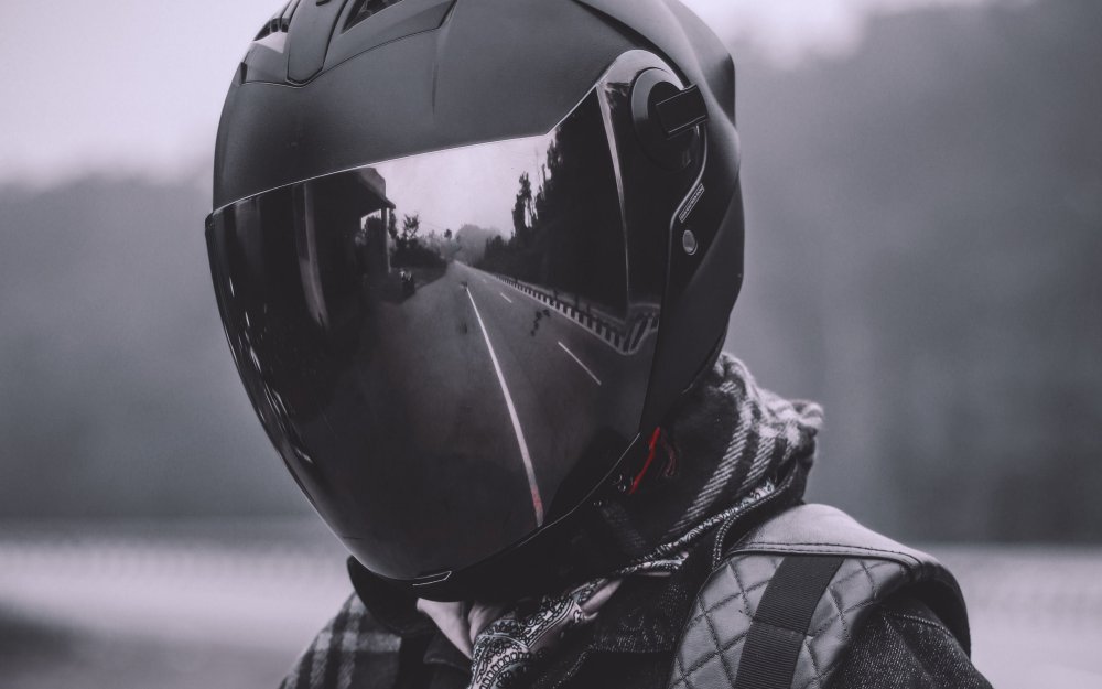 Мотоциклист в шлеме
