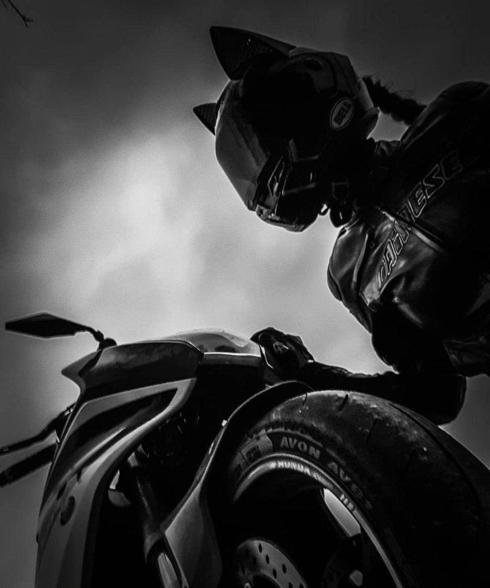 Девушка кошка на мотоцикле