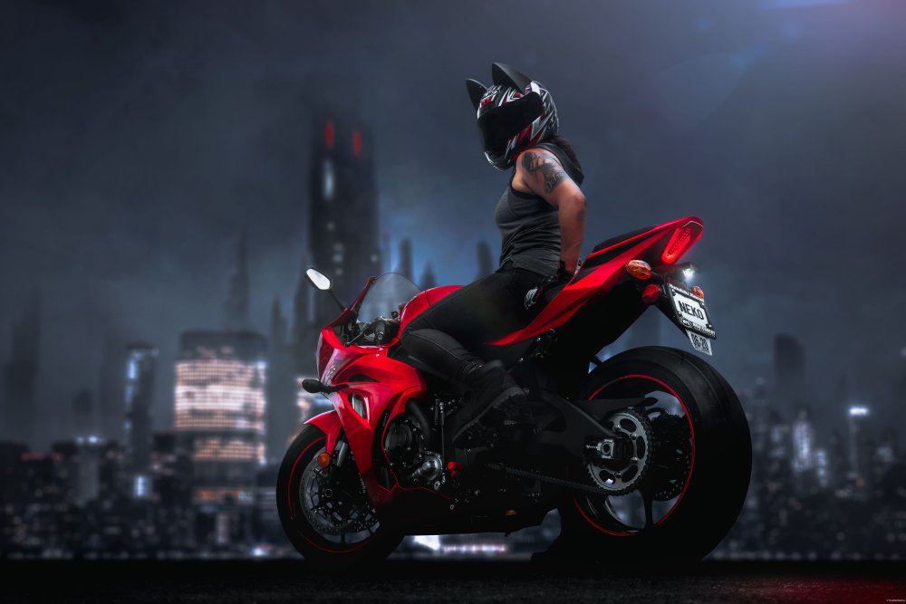 Девушка на Красном мотоцикле в шлеме