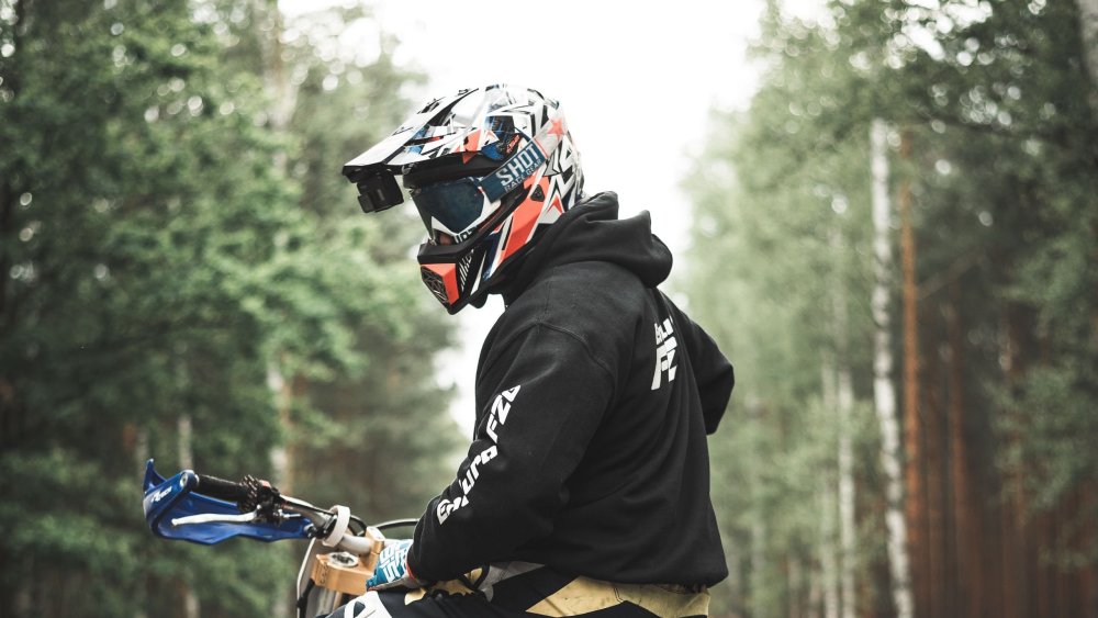 Парень в кроссовом шлеме