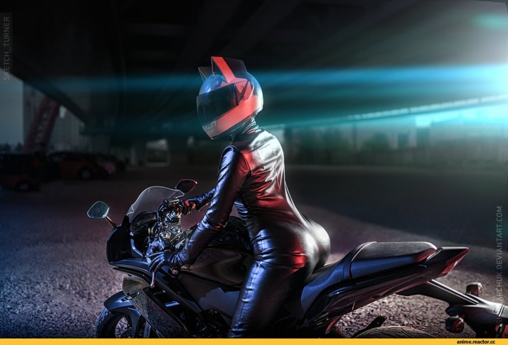 Девушка на мотоцикле в шлеме с ушками