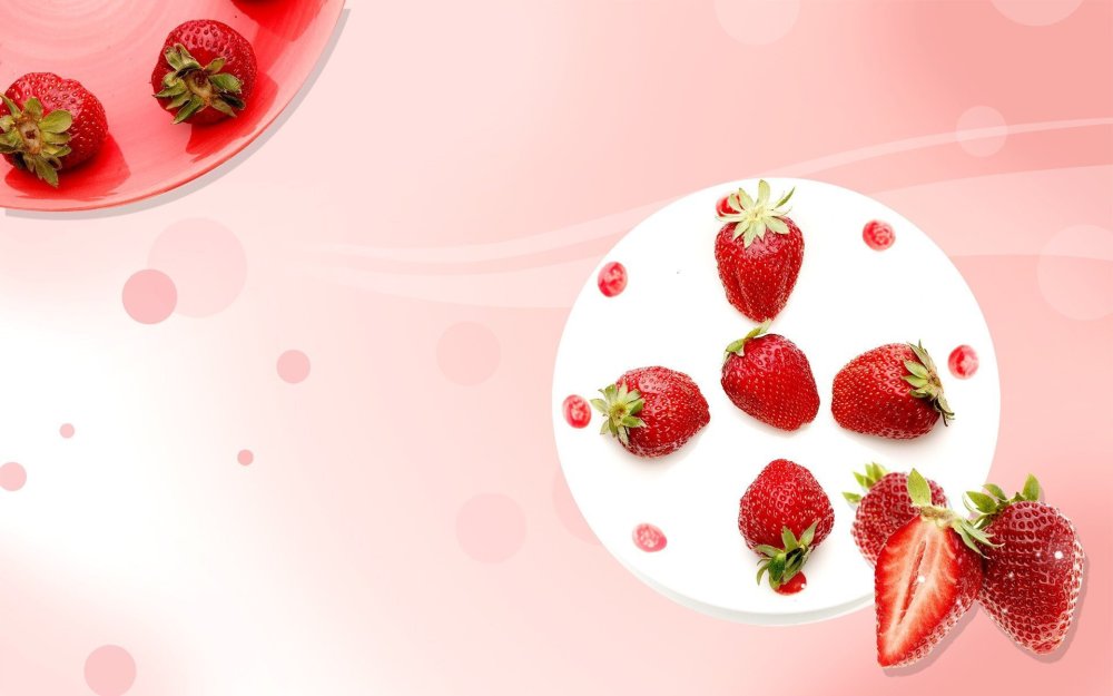 Котенок ест клубнику