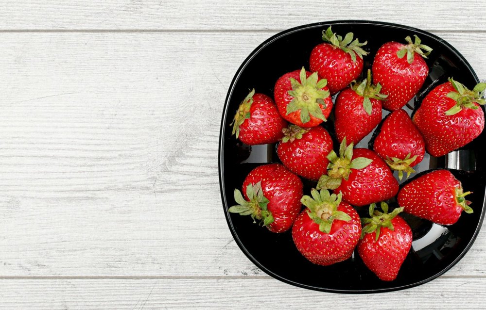 Черные обои с клубникой в блюдце