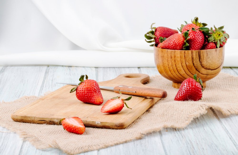 Котенок в корзинке с цветами