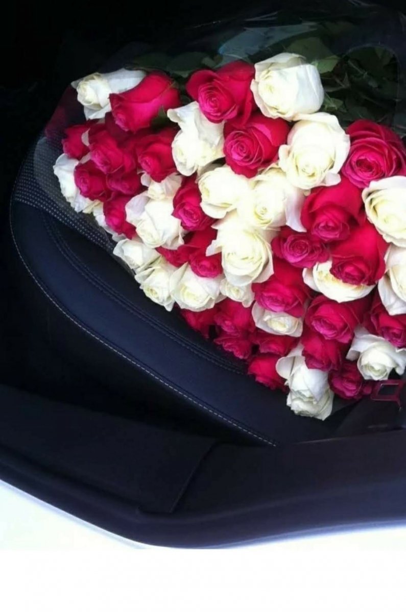 Букет цветов в машине