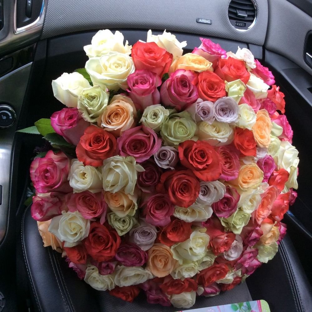 Букет роз в машине