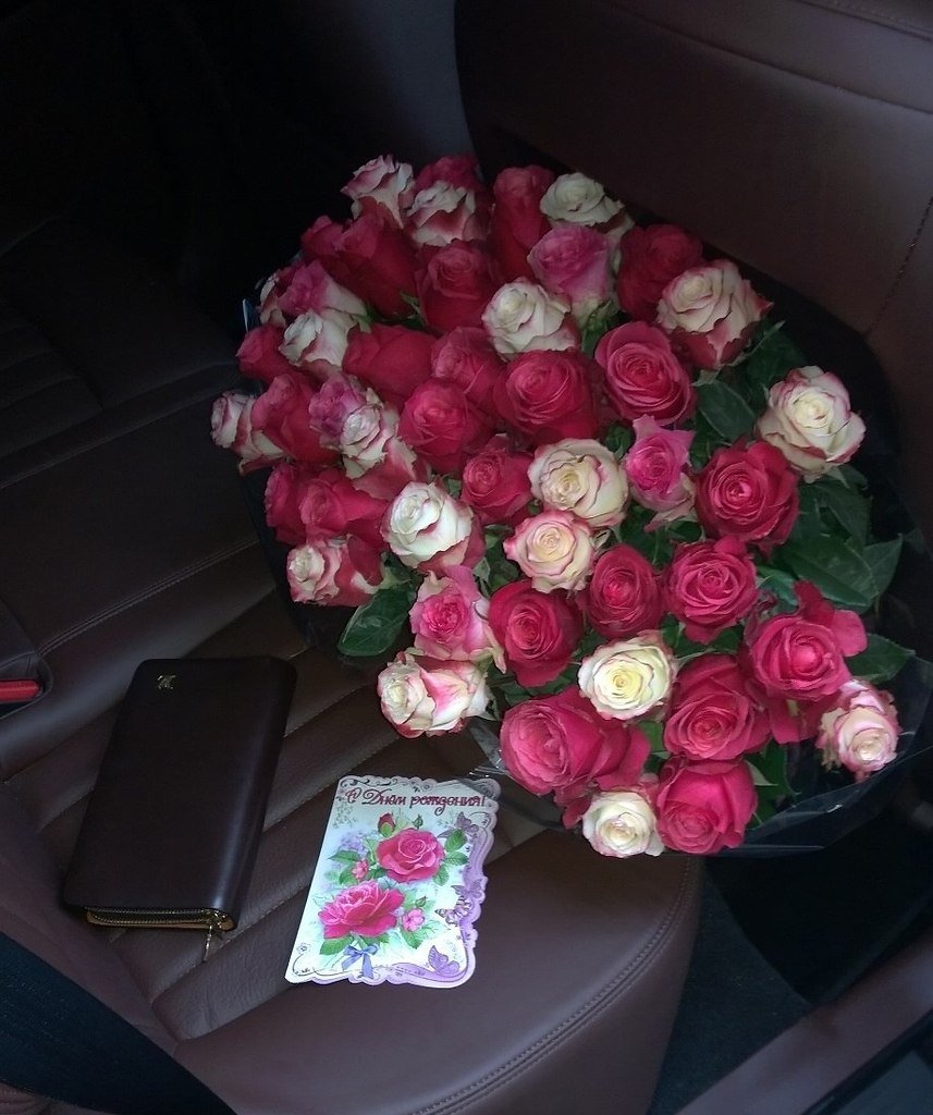 Букет цветов в машине на сиденье