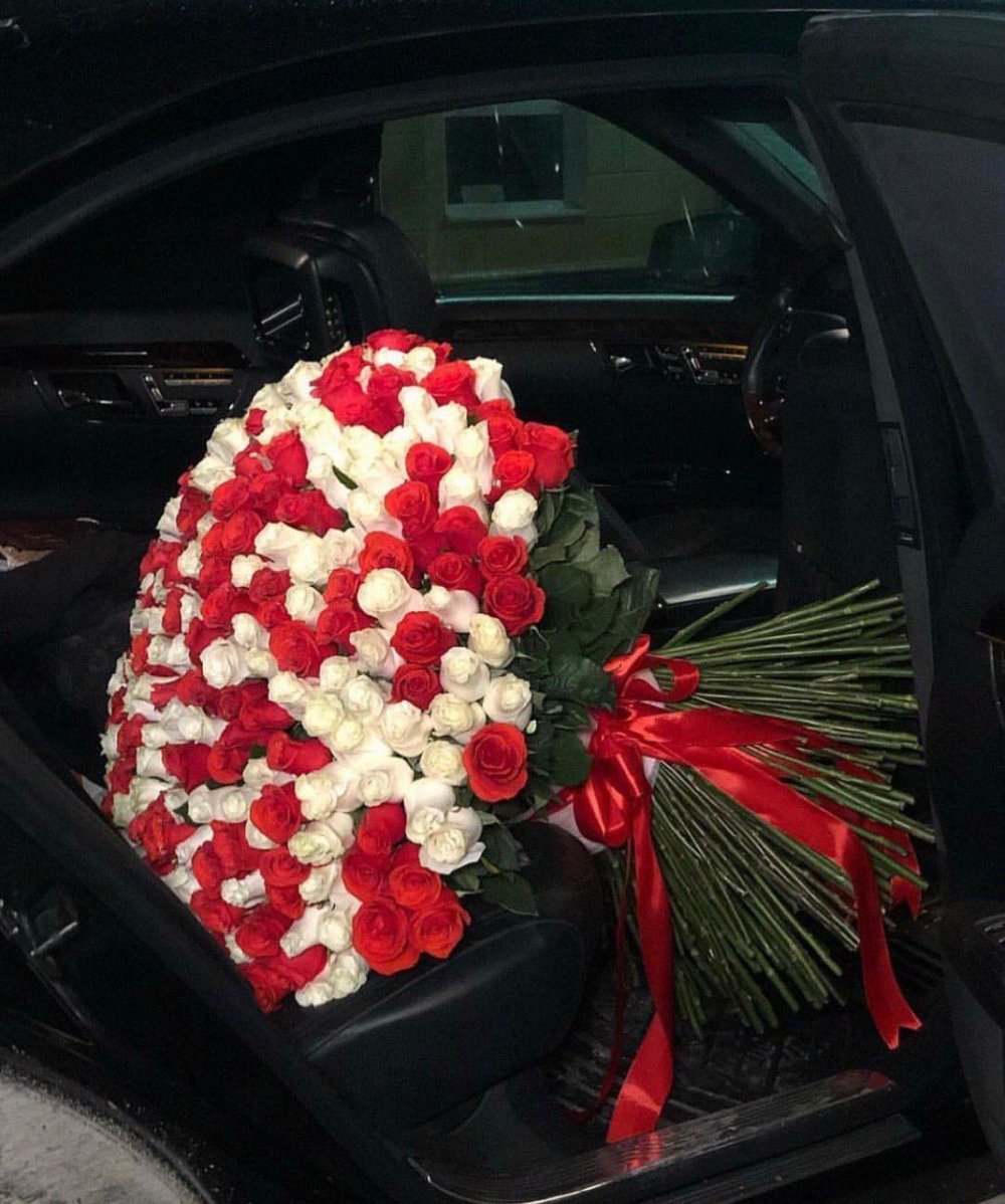 Огромный букет в машине