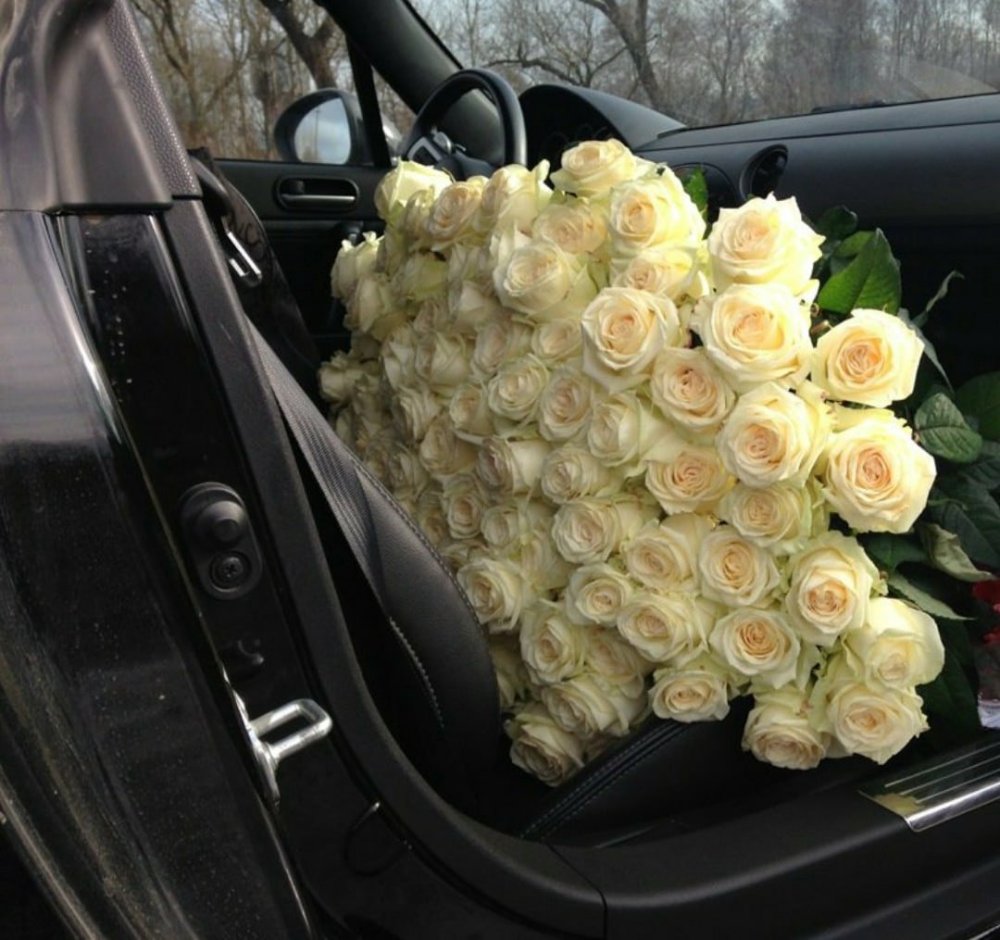 Букет роз в машине