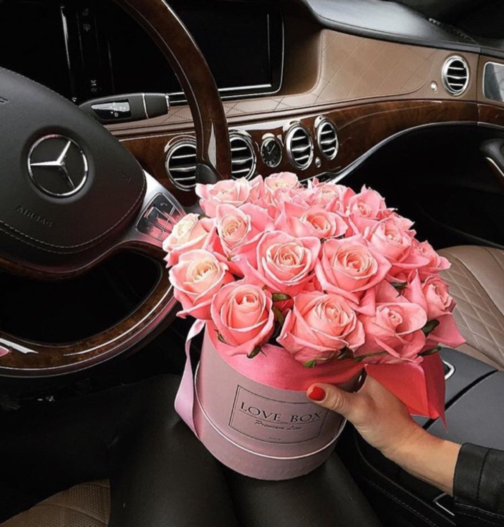 Букет роз в машине