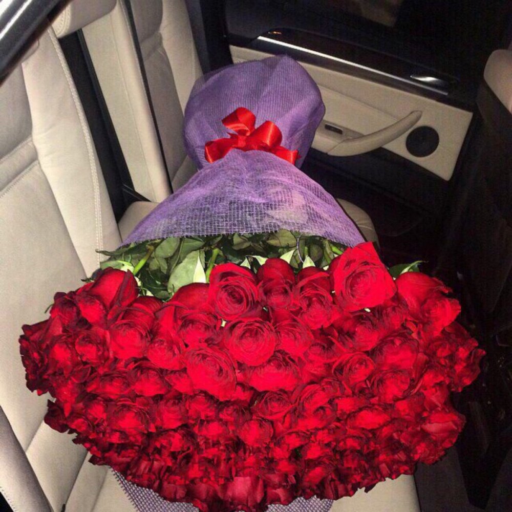 Букет роз в машине
