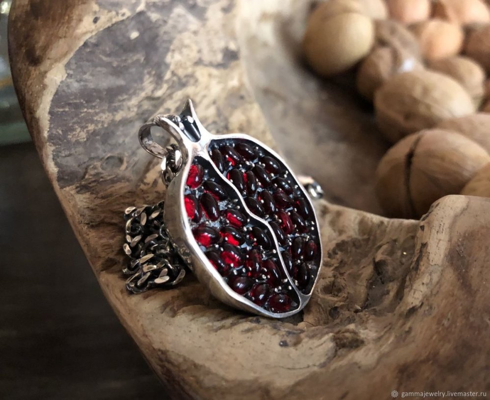 Гранатовые украшения