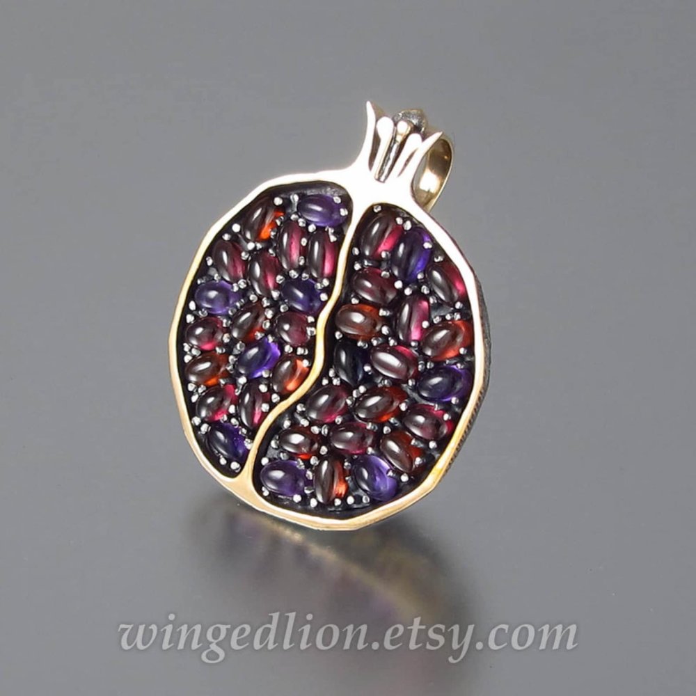 Кулон в виде граната в разрезе