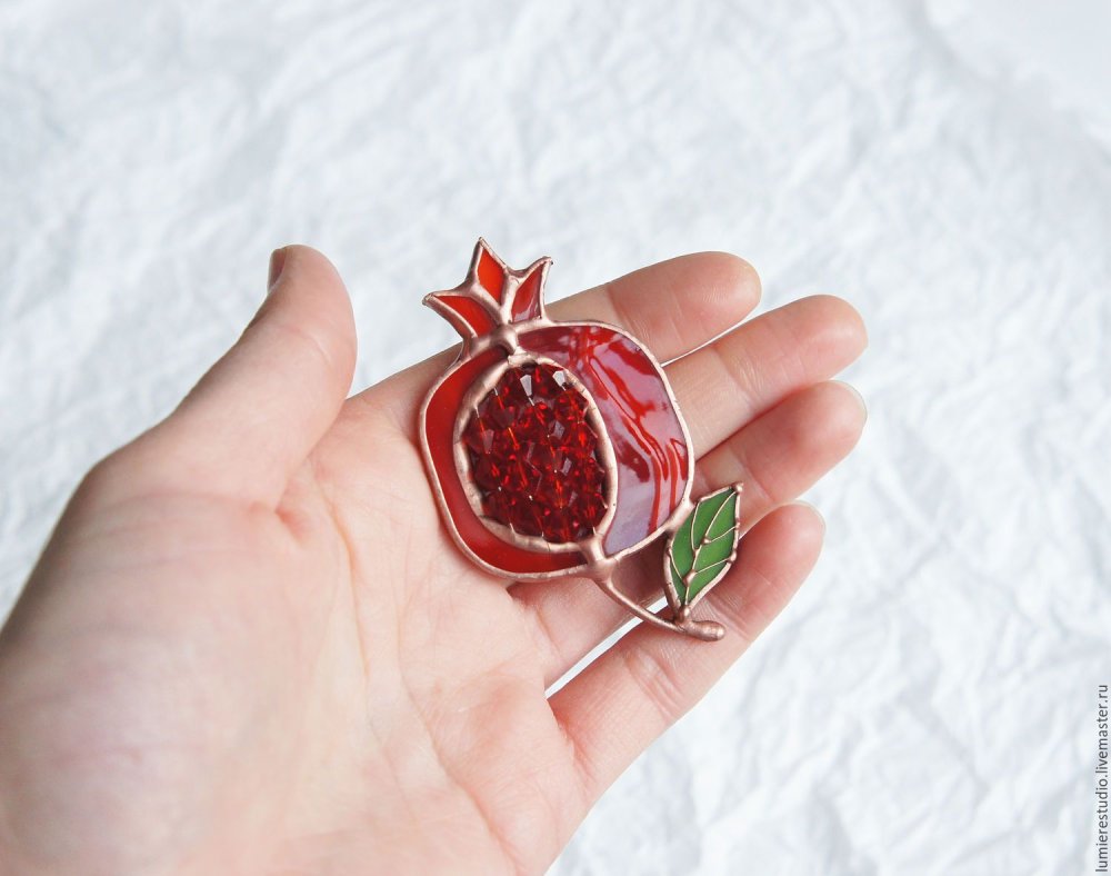 Брошь гранат стекло