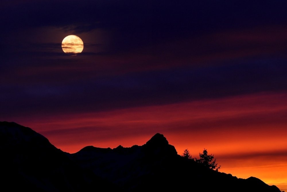 Луна над горами