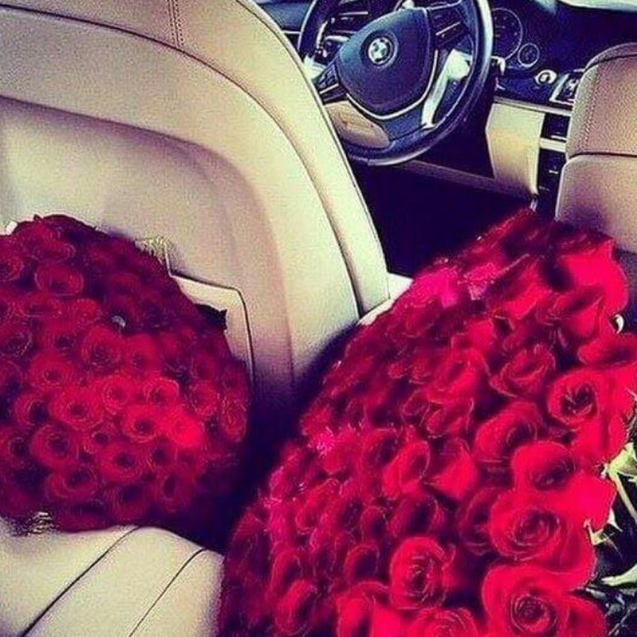 Девушка с цветами в машине