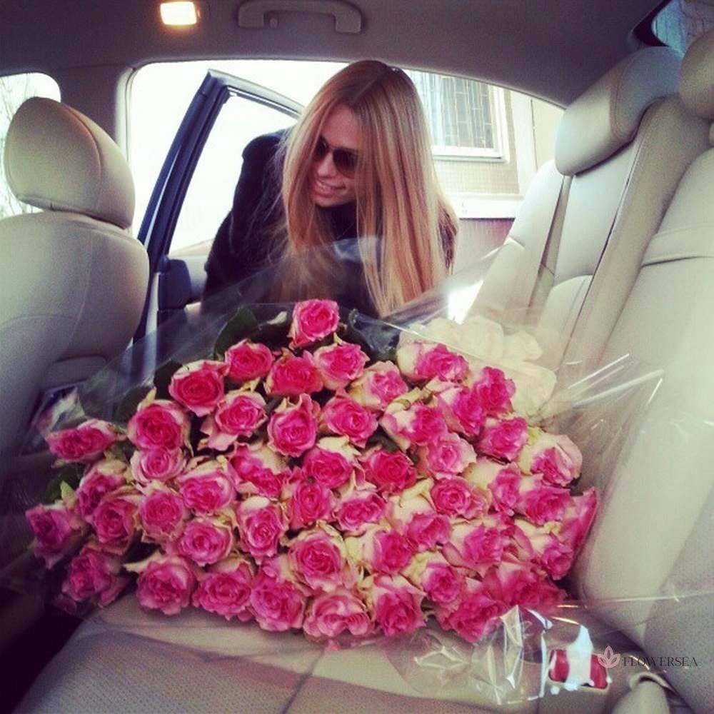 Девушка с цветами в машине