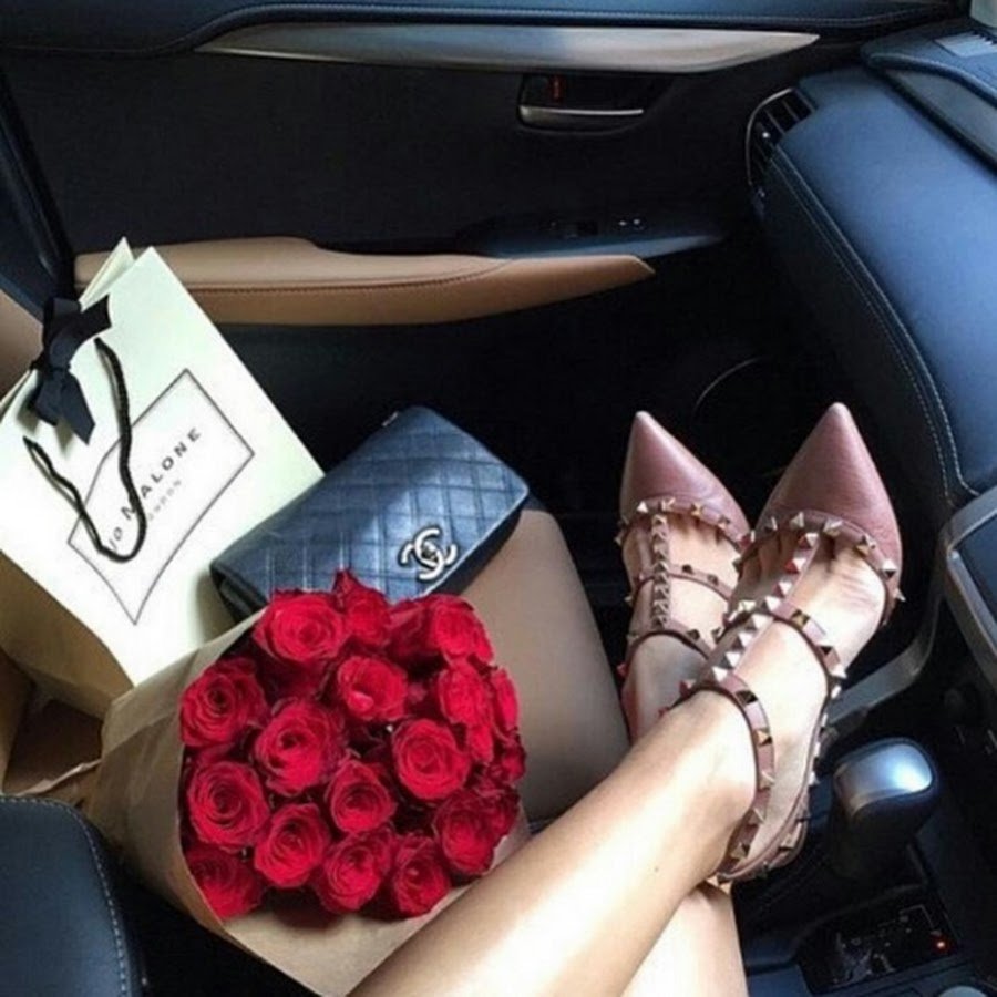 Цветы в руках в машине