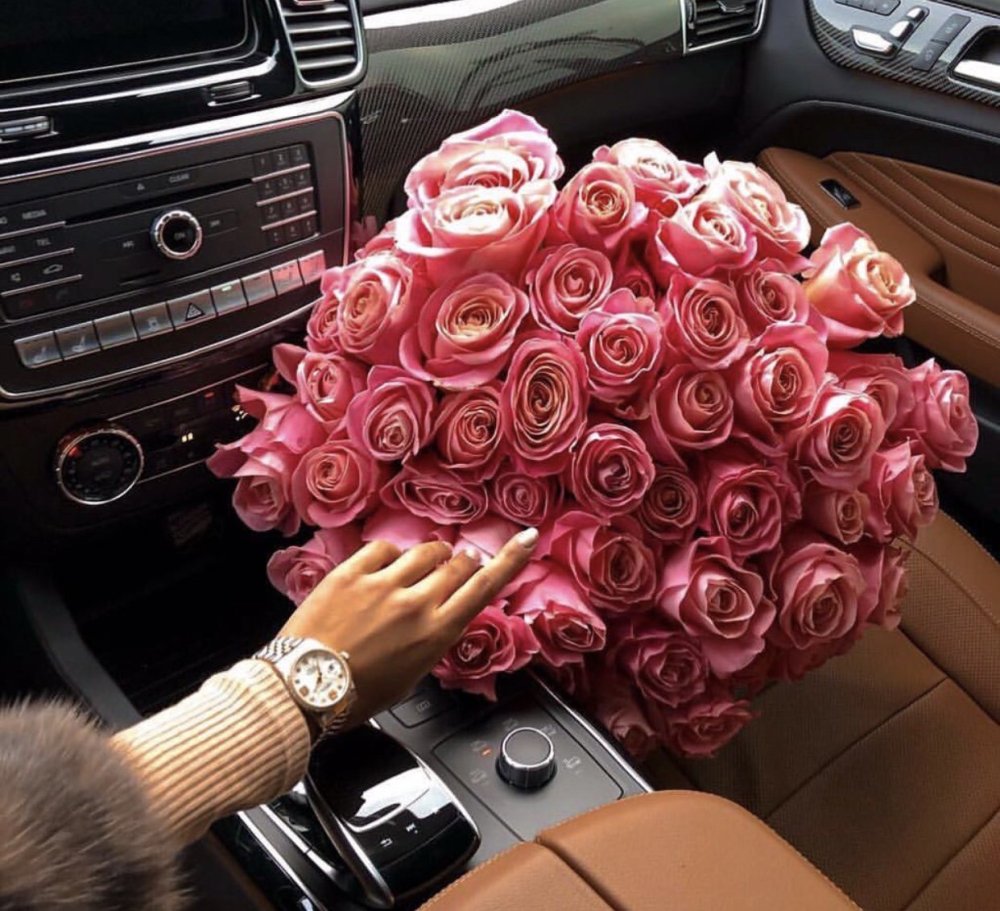 Блондинка с цветами