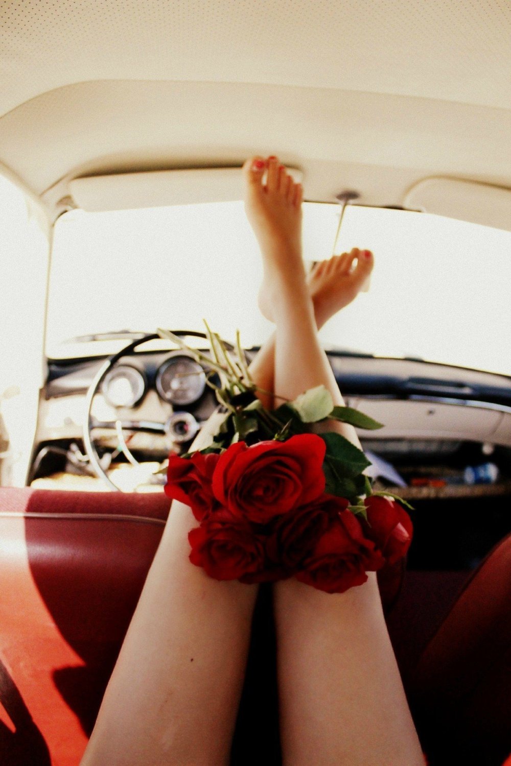 Девушка с цветами в машине