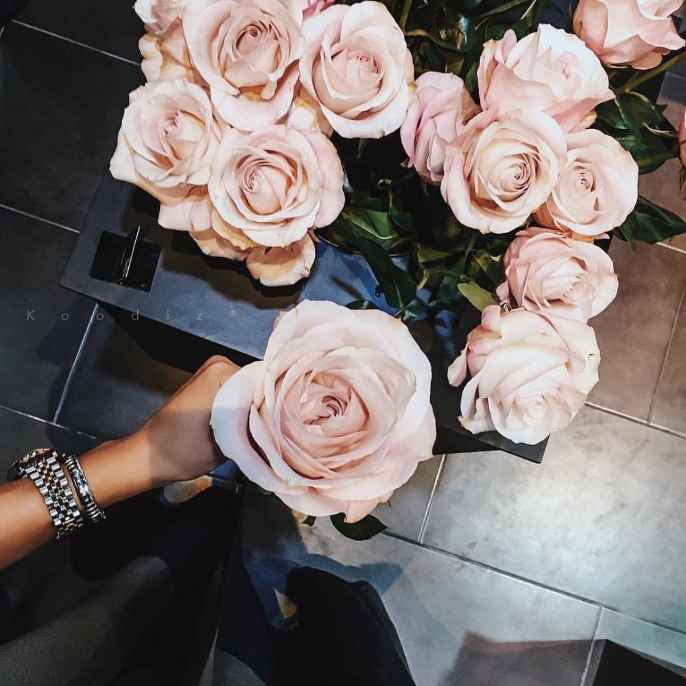 Букеты в руках девушек без лица